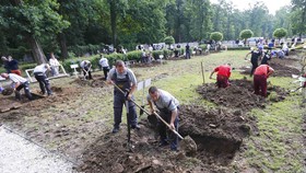 Hungaria Gelar Kompetisi Gali Kubur