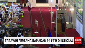 Puluhan Ribu Jemaah Menunaikan Tarawih Perdana di Istiqlal