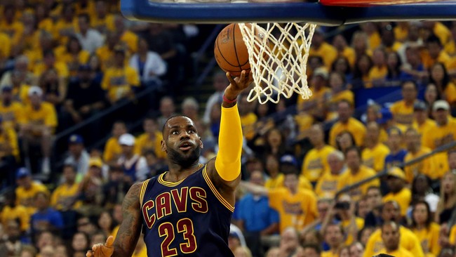LeBron James menilai Hillary Clinton memiliki semangat dan mimpi yang sama dengannya dalam beberapa hal. Suara James takkan lari ke tangan Donald Trump.