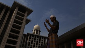 Adab dan Doa Masuk-Keluar Masjid Versi Lengkap