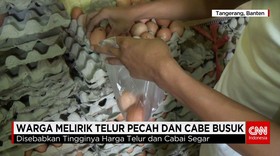 Warga Membeli Telur Pecah dan Cabai Busuk