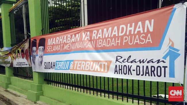 Menurut Ahok, jika ingin mendukung dia dengan Djarot tak harus dengan spanduk. Sebab spanduk tersebut bertentangan dengan prinsip ketertiban di Jakarta.