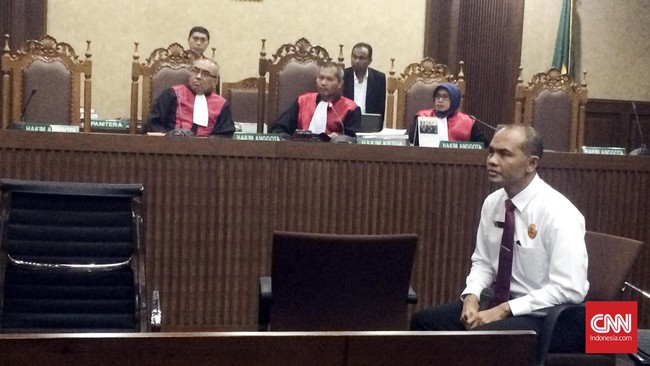 Pengadilan Negeri Jakarta Pusat memeriksa eks Kapolres Jakpus Komisaris Besar Hendro Pandowo sebagai saksi kasus dugaan kriminalisasi 26 aktivis buruh.