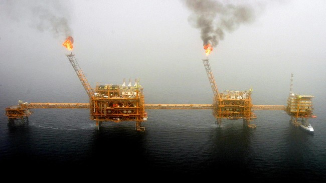 Harga minyak dunia mengalami tekanan akibat terbelahnya suara negara anggota OPEC soal pemangkasan produksi minyak. Tekanan juga datang dari ekonomi global.