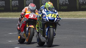 Rossi Menyerah Kejar Marquez
