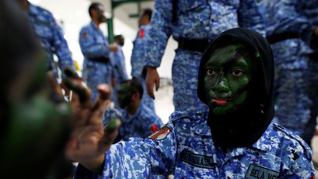 Dandim Lebak Dicopot Usai Latih FPI Dandim melakukan kesalahan prosedur karena tidak melaporkan latihan bela negara kepada Danrem dan Pangdam. Proses pencopotan akan dilakukan dalam dua hari ini.