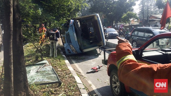 Polisi menduga sopir mengantuk sehingga bus yang dikemudikannya menabrak median jalan dan terguling di jalur TransJakarta di kawasan Buncit, Jaksel.