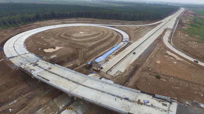 Suasana di Proyek Jalan Tol Trans Sumatera (JTTS) ruas Bakauhuni-Terbanggi Besar di Desa Sabah Balau Lampung Selatan, Lampung, Senin (6/6). Tim Appraisal atau tim penilaian ganti rugi lahan belum bisa menemukan solusi terkait pembebasan lahan, hal ini terbukti dari melesetnya jadwal musyawarah dengan warga yang dijadwalkan akan berlangsung pada tanggal 45 Juni 2016. ANTARA FOTO/Tommy Saputra/pd/16.