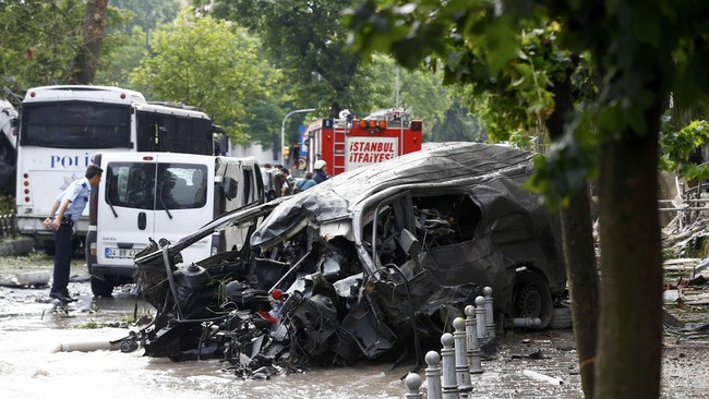 Setidaknya 11 orang dinyatakan tewas, dan 36 lainnya terluka, dalam serangan bom yang menargetkan satu bus polisi di Istanbul, Turki.