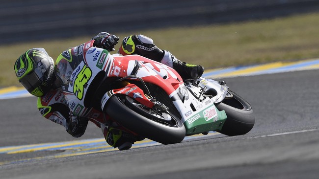 Dari posisi 13, Cal Crutchlow menyalip satu per satu pebalap di depannya. Ia kini mencetak sejarah dengan memenangi GP Ceko.
