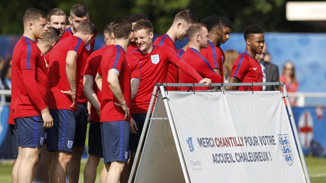 Bek timnas Inggris Ryan Bertrand mengakui rencana referendum Inggris untuk keluar dari Uni Eropa pun menjadi perbincangan ringan yang hangat di meja makan.