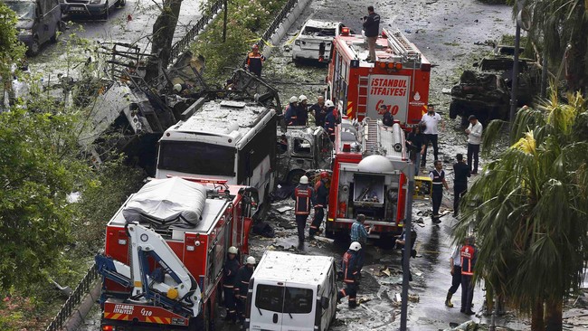 Satu bus polisi menjadi target serangan bom di Istanbul, Turki, sejauh ini menyebabkan dua orang tewas dan delapan lainnya terluka.