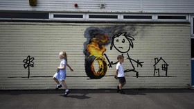 Banksy Beri Kejutan Manis untuk Murid Sekolah di Bristol