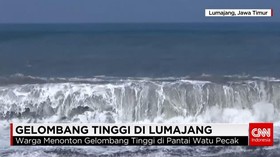 Gelombang Tinggi Jadi Tontonan Warga