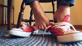 Cerita Perempuan dengan Kaki Terbesar di Dunia Sulit Cari Sepatu