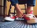 4 Cara Efektif Hilangkan Bau pada Sepatu