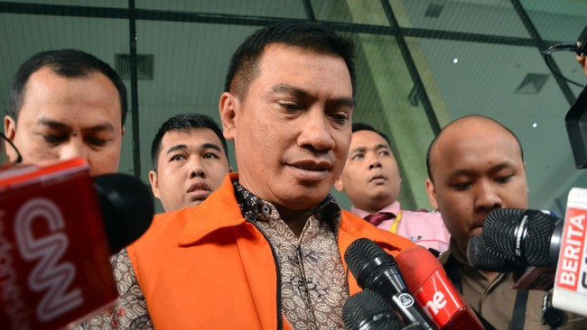 KPK menjebloskan Bupati Rokan Hulu Suparman dan mantan Ketua DPRD Riau Johar Firdaus ke Lapas Sukamiskin, Bandung, Rabu (6/12).