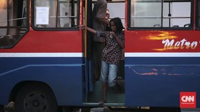 Terpaksa Berg(el)antung pada Bus Kota