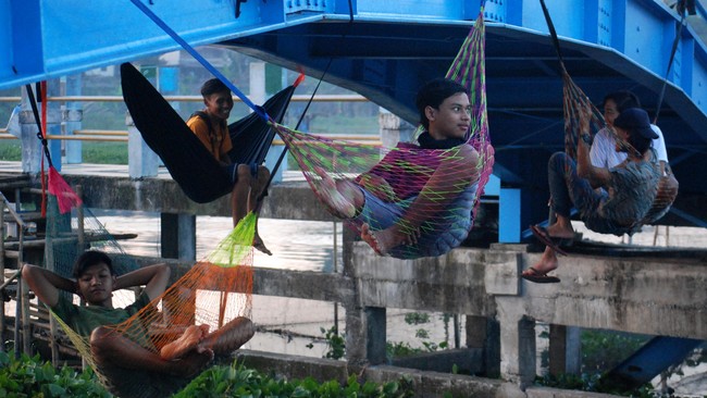 Saat dalam perjalanan, apa kamu sering kesulitan tidur atau leher terasa tidak nyaman ketika tidur sambil duduk?