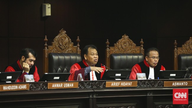 Majelis Kehormatan Mahkamah Konstitusi (MKMK) memeriksa tiga hakim konstitusi soal dugaan perubahan substansi putusan pencopotan hakim Aswanto.