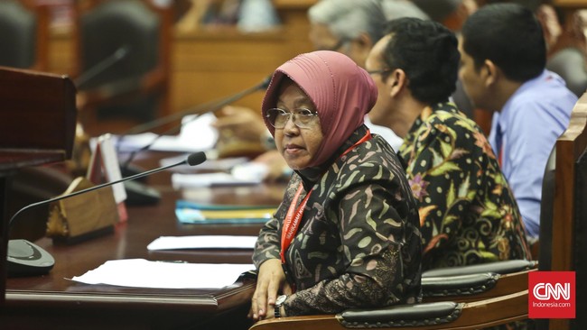 Wali Kota Surabaya Tri Rismaharini mengaku belum bisa memaksa warga menerima pemakaman jenazah terduga teroris karena takut memicu gesekan.