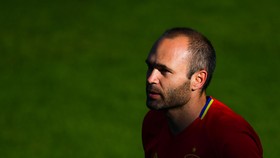 Iniesta Lampaui Pencapaian Carles Puyol