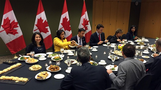 Justin Trudeau ikut berbuka puasa bersama dengan anggota parlemen Muslim. Sebelumnya Trudeau menyampaikan ucapan selamat Ramadan bagi seluruh Muslim di Kanada.
