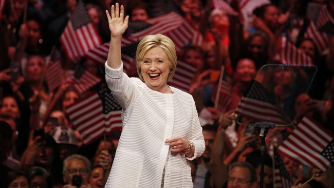 Dalam pernyataan kampanye, Hillary Clinton berjanji menghubungkan rumah di Amerika Serikat dengan Internet kecepatan tinggi dan mendukung netralitas jaringan.