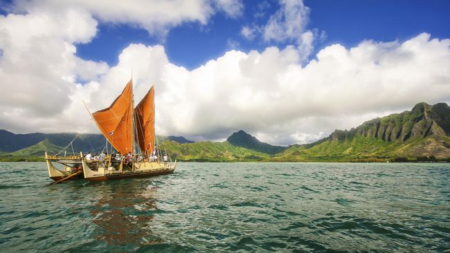 Hokulea adalah sebuah kapal kano tradisional Polynesia, dengan bentuk yang mirip kapal Pinisi, Indonesia.