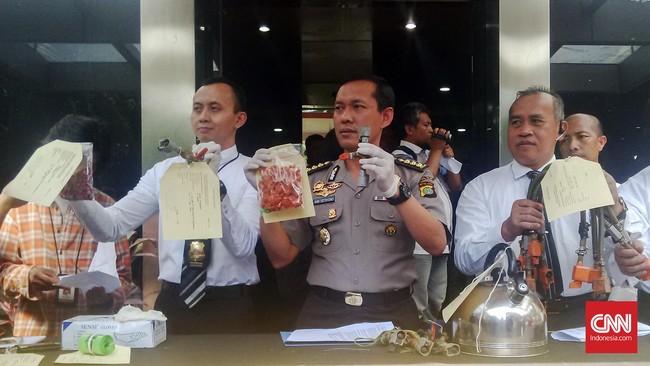 Kepolisian Daerah Metro Jaya menangkap empat oknum pengoplos tabung Liquefied Petroleum Gas (LPG) berukuran 12 kilogram di tiga lokasi berbeda.