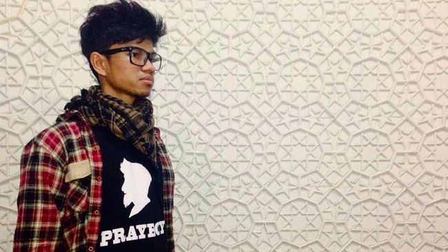 Pemuda 23 tahun lulusan Institut Teknologi Bandung ini gemar berdakwah, juga bermain skateboard.