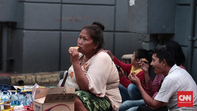 Seorang penjual onde-onde bahkan rela datang jauh-jauh dari Bekasi. Ia mampu meraup Rp400 ribu dalam waktu berdagang yang tidak lama.