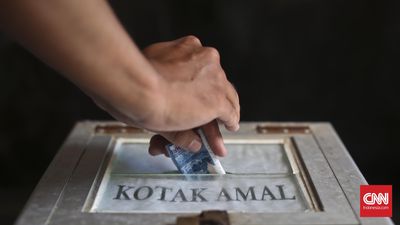 Ilustrasi Umat Muslim bersedekah dengan materi. CNN Indonesia/Adhi Wicaksono.