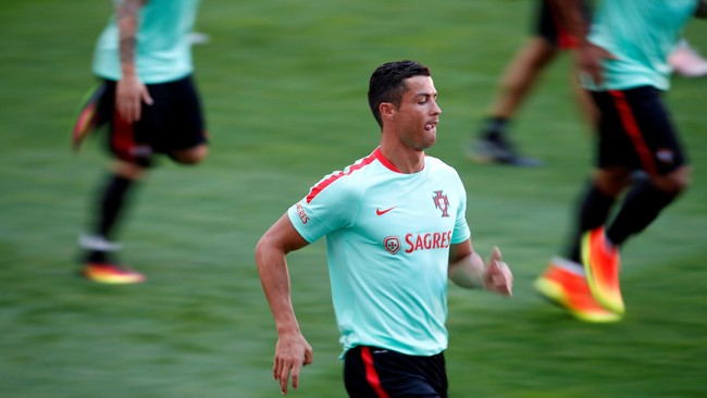 Portugal memang seperti tak bisa melepaskan diri dari ketergantungannya dengan Cristiano Ronaldo. Sang Pelatih, Fernando Santos, mencoba mengubahnya.