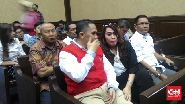 Ivan Haz didakwa memukul mata pekerja rumah tangganya dengan tangan mengepal, juga menampar pipi kiri pembantunya itu hingga memar. Lebih dari sekali.
