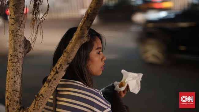 Kamu berpuasa tapi berat badan malah naik di akhir bulan Ramadan. Coba cek perilaku makanmu selama bulan ini.