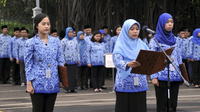 Pemerintah akan menyetarakan gaji Pegawai Negeri Sipil (PNS) dengan karyawan BUMN. Penyetaraan akan dituangkan dalam peraturan pemerintah baru.
