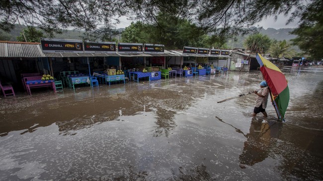 Peringatan sudah diberikan Badan Penanggulangan Bencana Daerah agar warga yang tinggal di kawasan pesisir untuk meningkatkan kewaspadaan.
