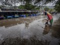 12 Wilayah Pesisir Jatim Diterjang Gelombang Tinggi