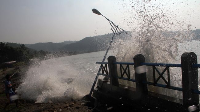 Pantai Ujung Pandaran telah lama menjadi objek wisata kebanggaan masyarakat Kotawaringin Timur. Saat ini, abrasi menggerus keindahan pantai tersebut.