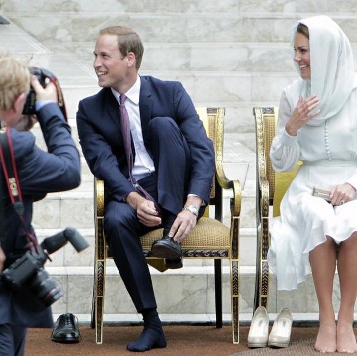 <p>Gaya Kate Middleton selalu berhasil mencuri perhatian netizen. Istri Pangeran William ini selalu berhasil tampil anggun dan berkelas di setiap acara. Termasuk ketika mendampingi suaminya kali ini, ia terlihat elegan dengan busana serba putih. (Foto: Reuters)</p>