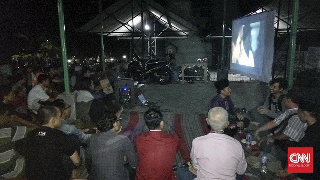Rektorat UIN Walisongo Semarang menuding panitia tak memegang izin. Usai perdebatan, pemutaran film berlangsung dengan pengawasan polisi berpakaian preman.