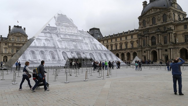 Usai menusuk tentara dengan pisau, seorang pria ditembak saat berusaha masuk ke pusat perbelanjaan di Museum Louvre, Paris, Perancis.
