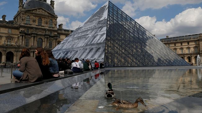 Air sungai Seine naik bisa sampai 6 meter karena hujan deras yang mengguyur Paris beberapa pekan belakangan. Itu membuat Louvre menutup basemennya.