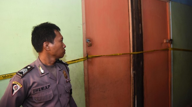 Dari pengamatan warga, penghuni indekos itu berperilaku normal, sehingga warga tak menduga kalau mereka memiliki bom di dalam kamarnya.