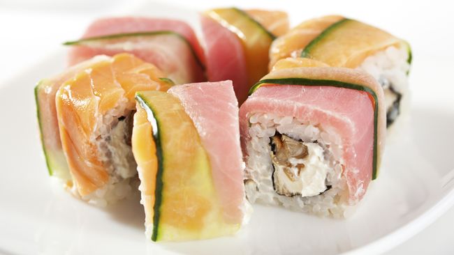 Seorang blogger kuliner dari Australia membuat sebuah kreasi makanan unik. Dia memadukan sushi dengan donat.