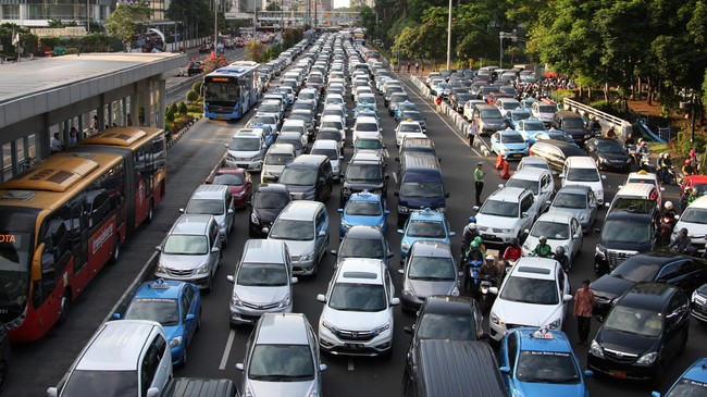 Moratorium mobil mewah adalah gagasan Sandiaga Uno mengatasi kemacetan. Agus tak yakin dengan solusi itu karena pengguna mobil mewah di Jakarta sedikit.