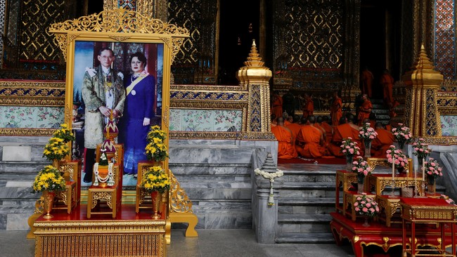Tujuh dekade memegang takhta, Raja Bhumibol, 88, dipandang oleh banyak warga Thailand sebagai pilar stabilitas nasional dan bapak bangsa.
