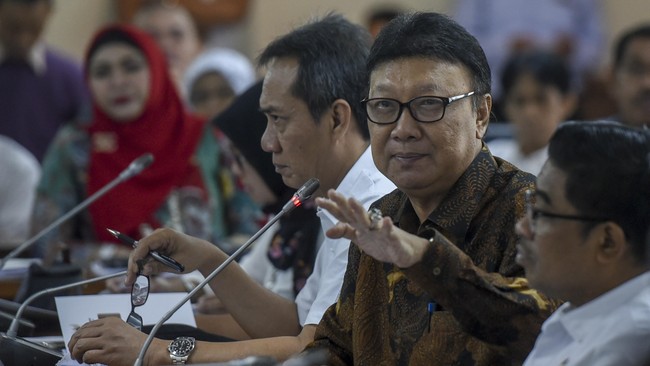 Kemendagri diminta tak hanya menghapus Perda bermasalah, tapi juga menunjukkan penyebab timbulnya perda yang menuai polemik itu.