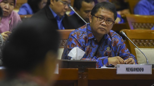 Konsultasi atau Uji publik tata cara frekuensi 2.1 dan 2.3 GHz yang tak dianggap oleh Menkominfo tak sejalan dengan visi dari Presiden Jokowi.